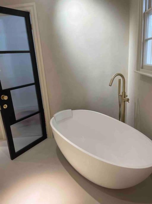 Luxury Georgian Apartment - 5 Minute Walk To Spa 바스 외부 사진
