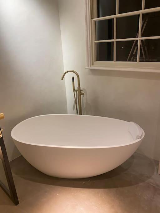 Luxury Georgian Apartment - 5 Minute Walk To Spa 바스 외부 사진